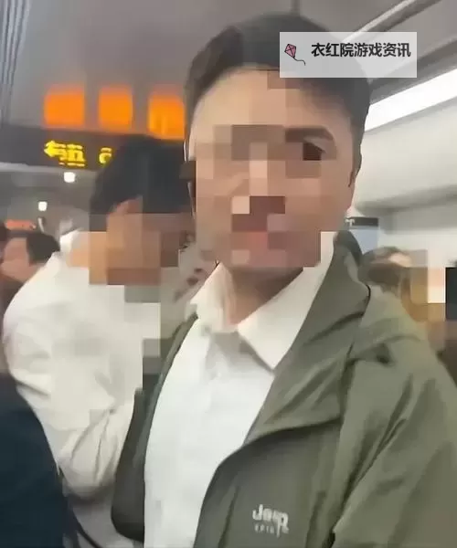 坐地铁车被挤到高c，瞬间变成“人肉夹心”引发爆笑！图2