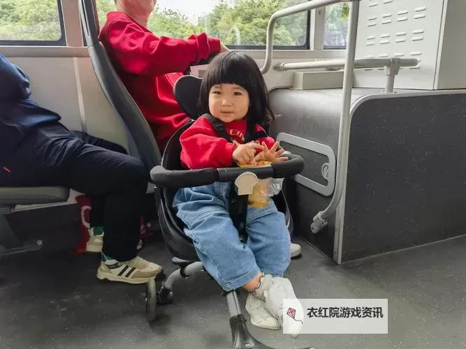 坐公交车居然弄了2个小学生引发热议图1