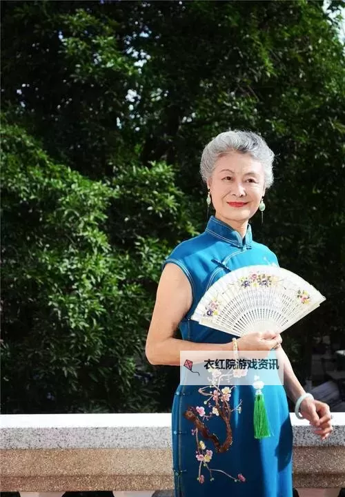 中国老太婆坚守传统,展现时代风采图1