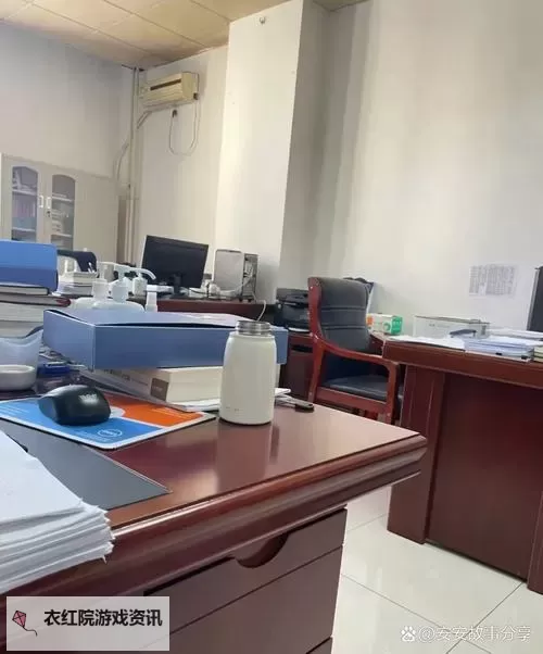 早就想在办公桌下要了你：办公室情缘的悸动图1