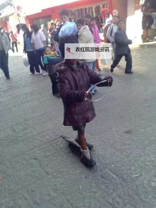 流浪的小孩乞丐图片：现实中的无人问津与社会责任图1