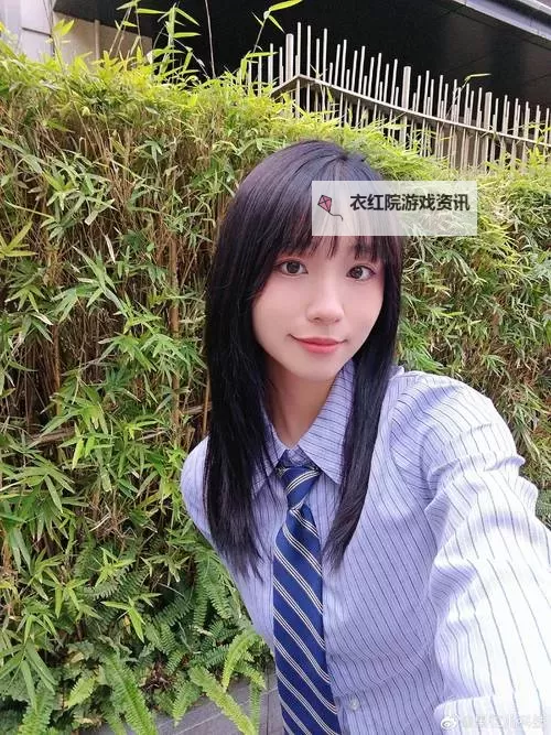 网友自拍在线：展现真实自我与网络风采图1