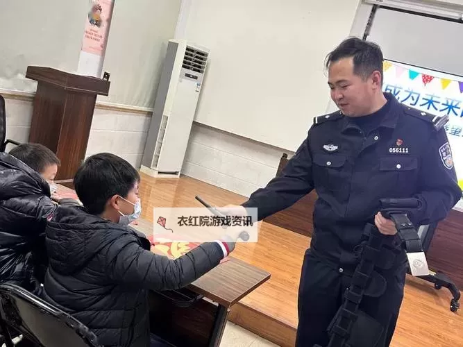 奇趣故事：我坐在警察叔叔棍子上写作业的奇幻冒险图2