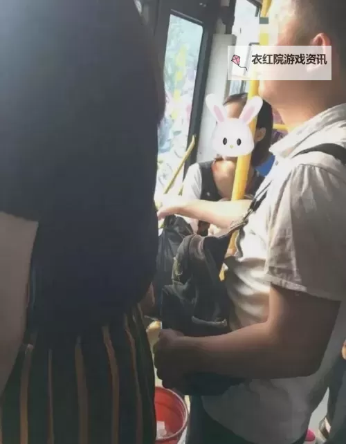 长途汽车上陌生人最后一排的意外邂逅图1