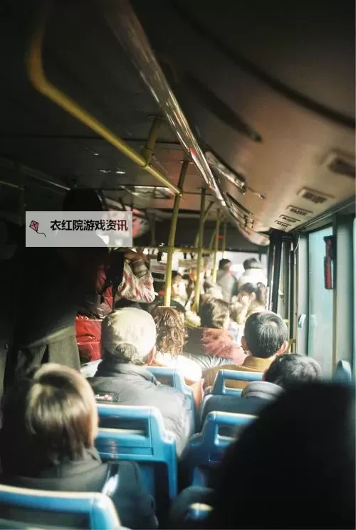 在摩肩擦踵中前行:拥挤的公交车记事图1