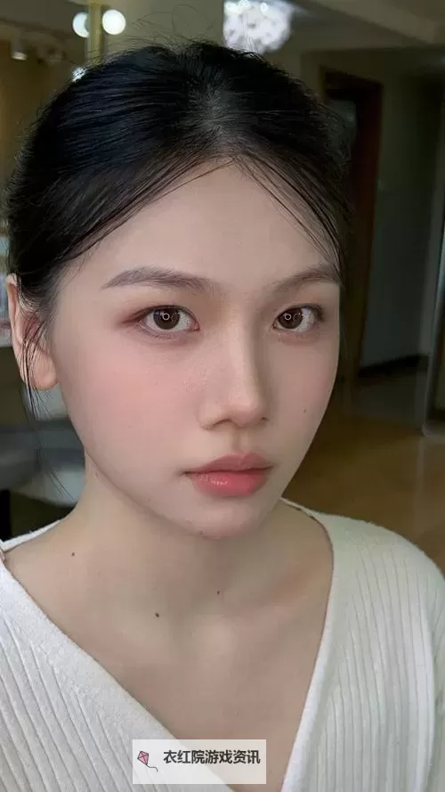 日系裸妆素颜视频:自然清新吃饭时光的真实展现图1