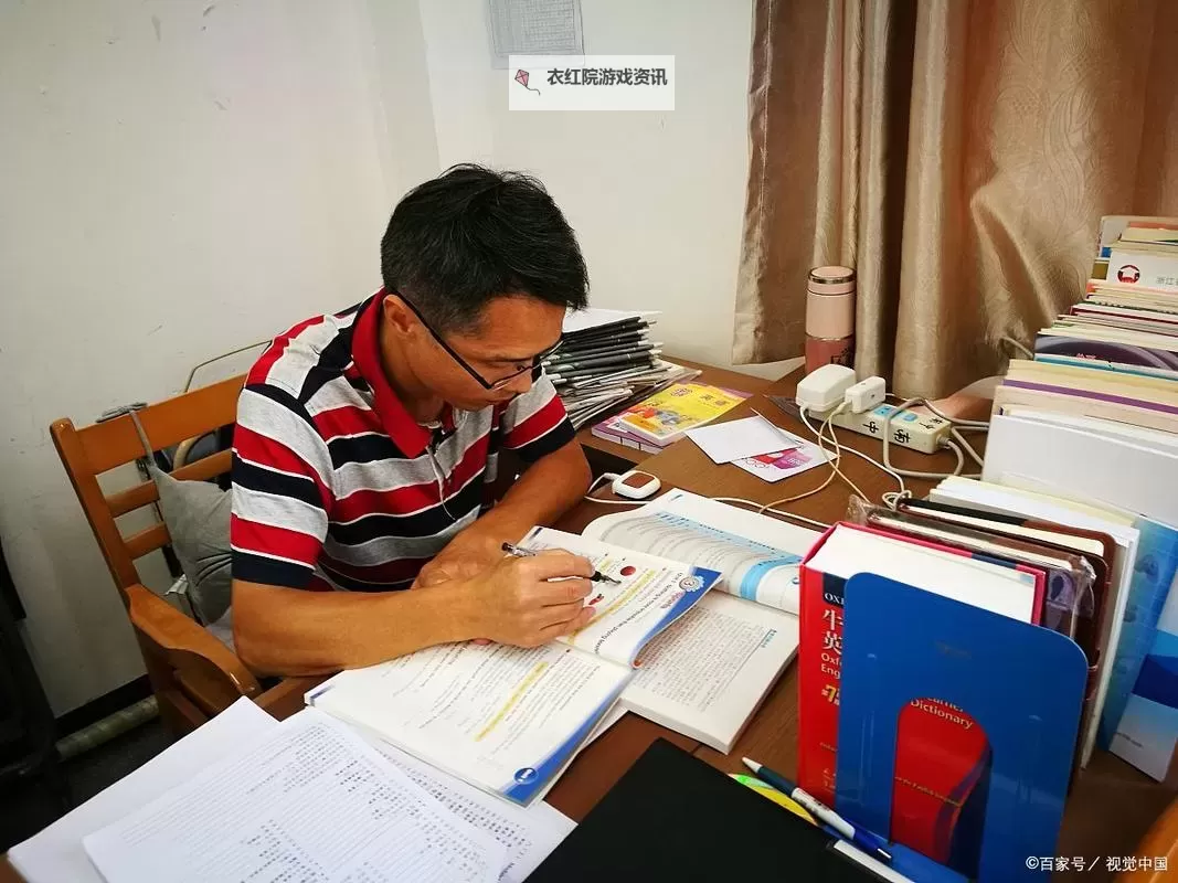 奇幻故事：我竟然坐在教授的棒棒上写作业的奇遇图1