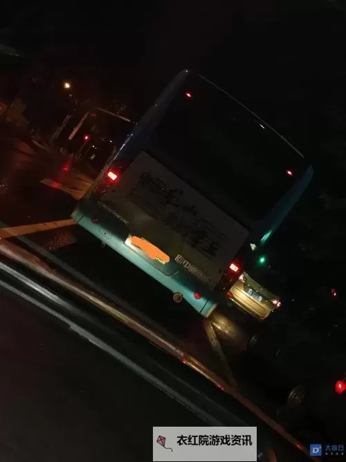 在公交上跳d突然开了，惊险一刻令人心跳加速图1