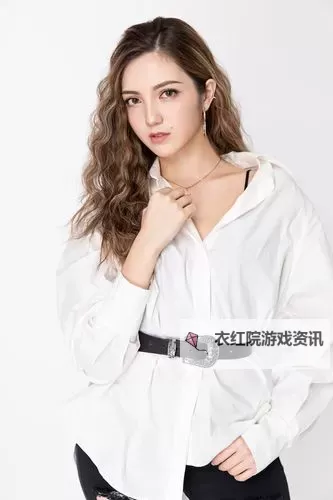 赵欣丝绸走秀引领时尚新潮流图1