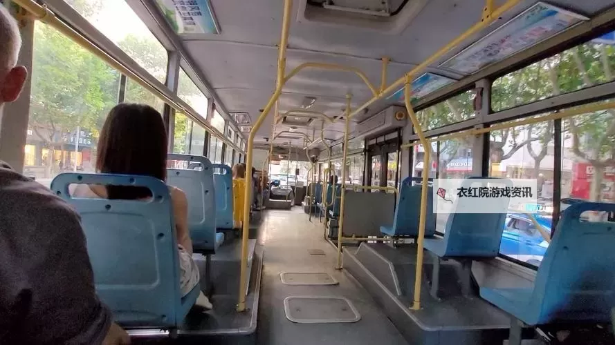 坐公交车最后一排轮：隐藏的故事与温暖瞬间图1