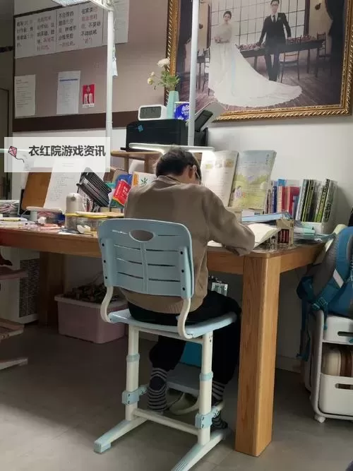 当你坐在学长的大东西上做作业时的尴尬瞬间图1