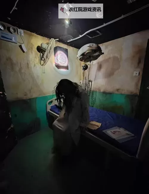 在鬼屋被工作人员C意外困住的惊魂经历图1