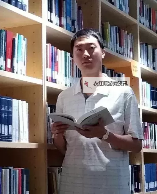 奇幻故事：我竟然坐在教授的棍子根茎上写作业的奇遇图1