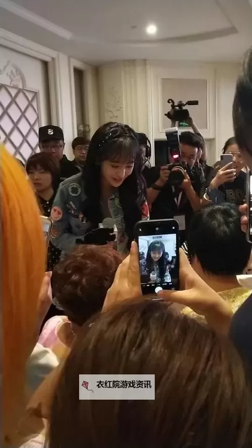 郑爽全程素颜直播：真我风采尽显自然魅力图1