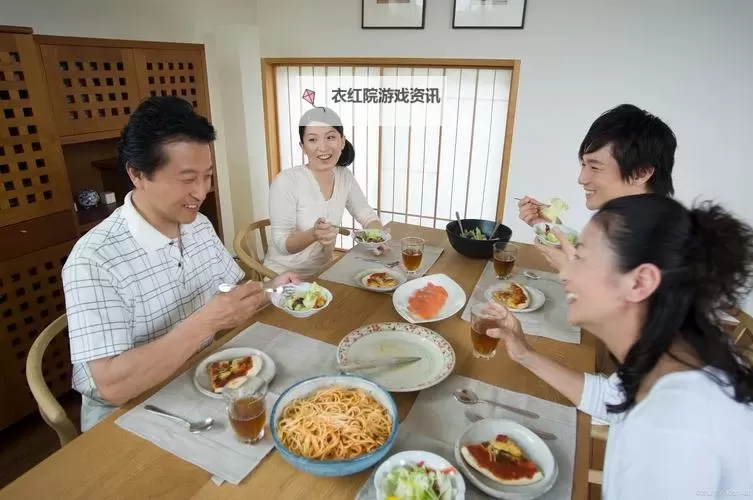 精彩合集：坐着吃饭下面连是在一起视频，温馨又搞笑的瞬间大集锦图1