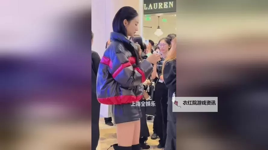 打扑克不盖被子视频:深夜桌边的轻松对局记录图1