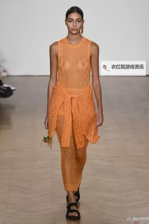 穿越镜头的边界：法国开放大胆见仍头裸体户外性感秀与现代文明的对话图1